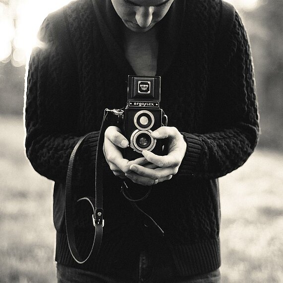 Junger Mann mit einem Fotoaparat